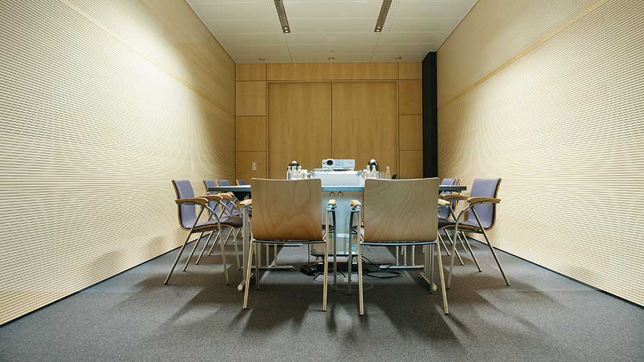 Konferenzraum/Besprechungsraum mit einem Tisch und Stühle