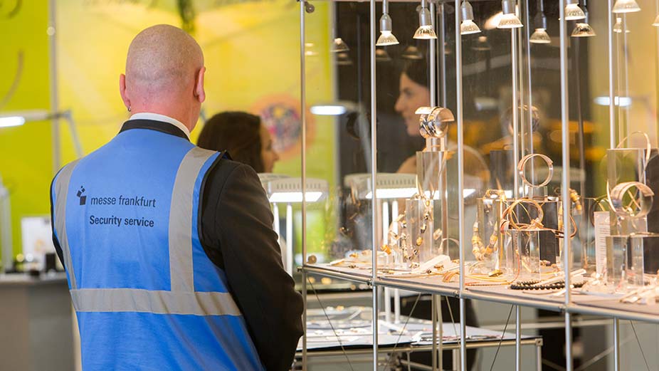 Standbewachung: Ein Security-Mann bewacht einen Messestand