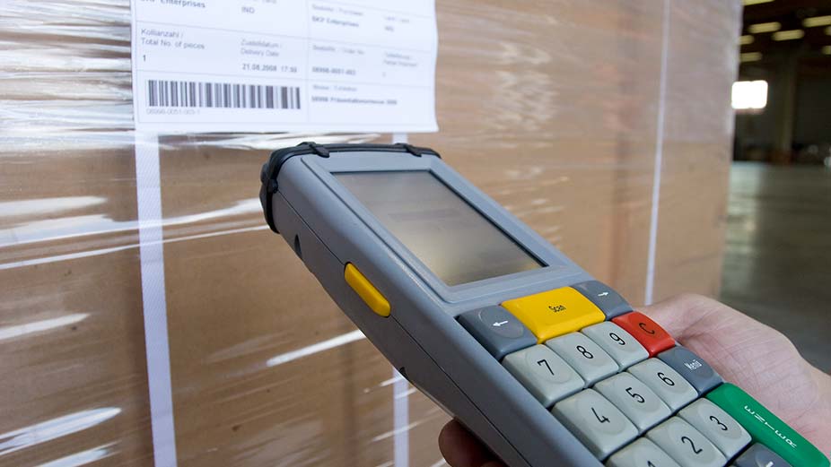 Scannen eines Pakets auf der Messe Frankfurt