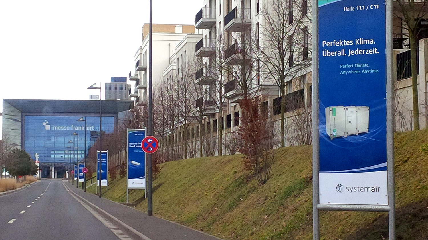 Stelenreihe an der Zufahrt Portalhaus